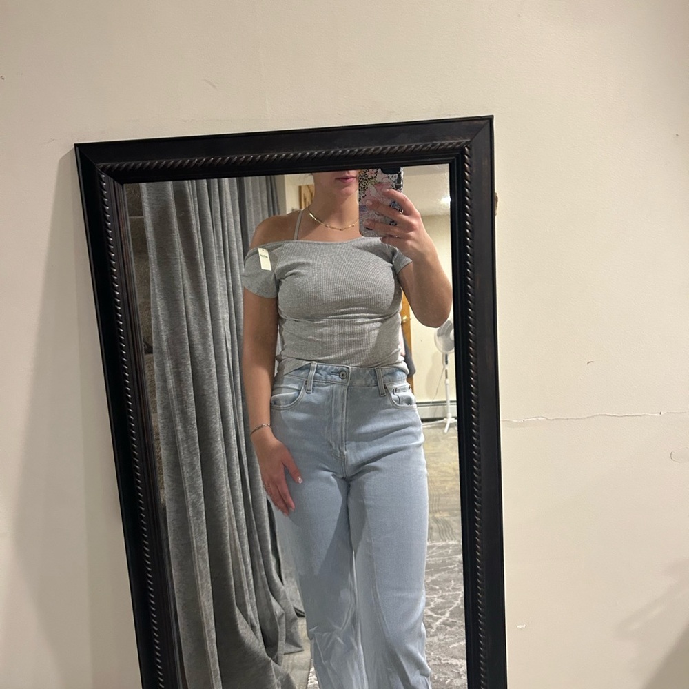 grey top
